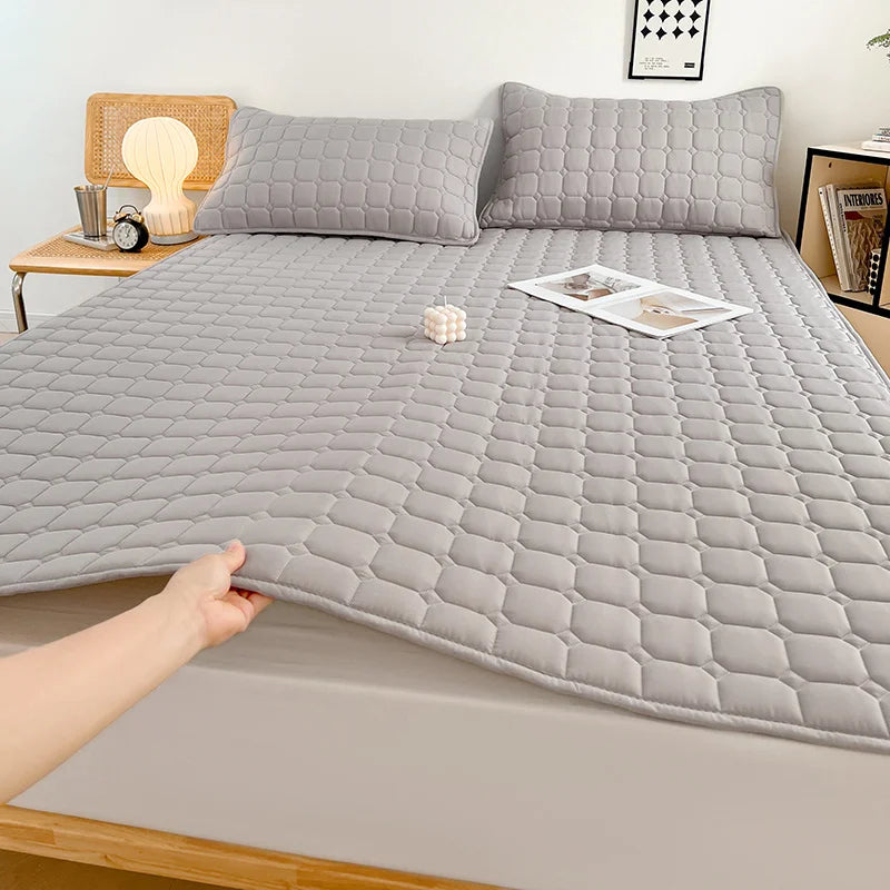 Waterproof Quilted Mattress Protector – Soft Non-Slip Bed Pad with Elastic Deep Pocket