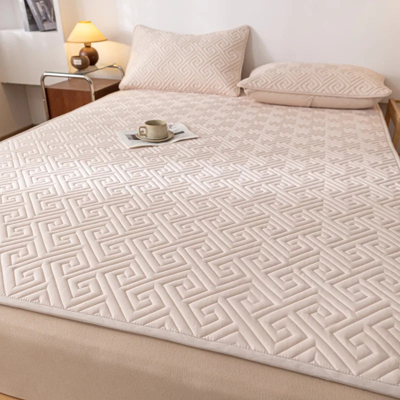 Waterproof Quilted Mattress Protector – Soft Non-Slip Bed Pad with Elastic Deep Pocket
